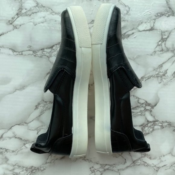 TOPSHOP Black/White Slip On Sneakers Size 39 New - Picture 2 of 3